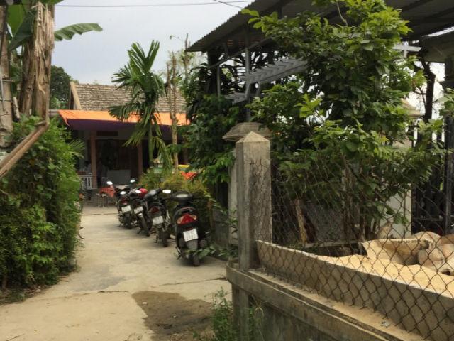 Mẹ quên không tắt máy, con 2 tuổi vặn ga đâm bạn cùng lớp bị thương nặng trong sân trường - 1