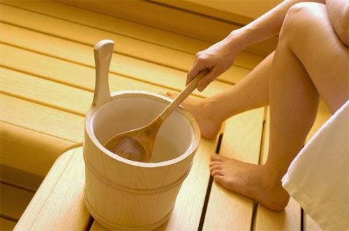 Rửa vùng kín bằng nước muối hay trầu không chị em thi nhau áp dụng có lợi hay hại?