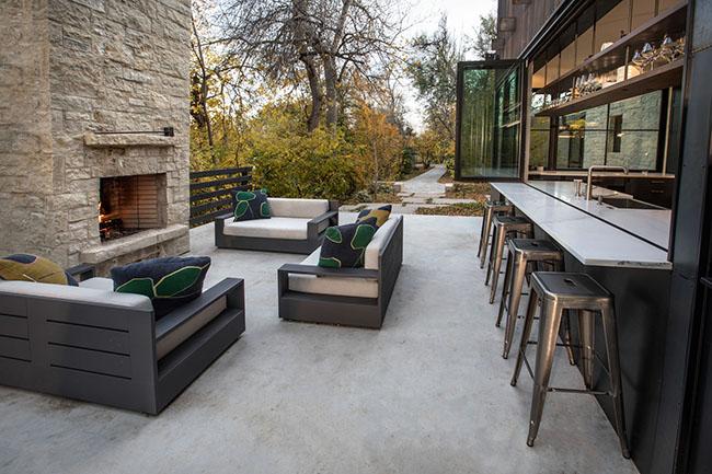 nha co bien thanh biet thu kinh giua rung dep nhu co tich - 4