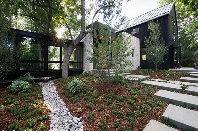 nha co bien thanh biet thu kinh giua rung dep nhu co tich - 7