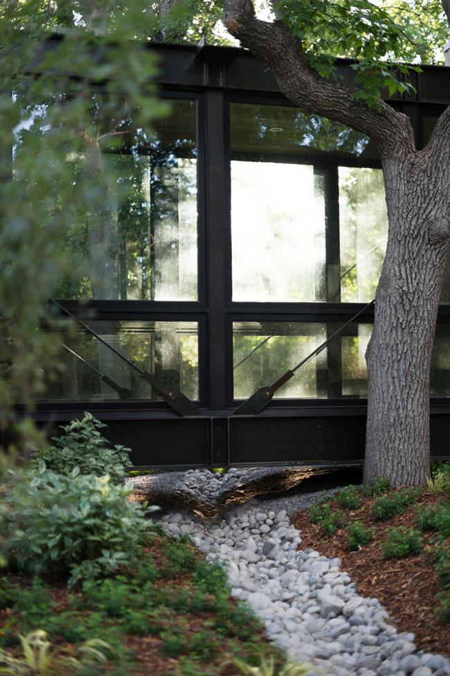 nha co bien thanh biet thu kinh giua rung dep nhu co tich - 13