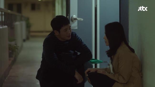 Sau tất cả, Chị Đẹp mua cơm ngon cho tôi và phi công lại hôn nhau ngọt ngào dưới mưa - 3
