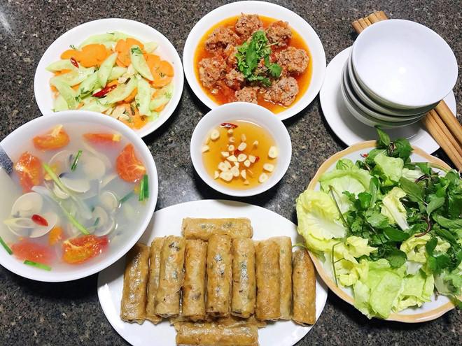 9x Quảng Ninh vừa xinh vừa đảm, chia sẻ những mâm cơm gia đình phải đầy ắp  món mới chịu