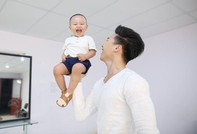 Con trai đáng yêu của amp;#34;Hoàng tử xiếcamp;#34; Quốc Nghiệp khiến Trấn Thành thích mê - 9