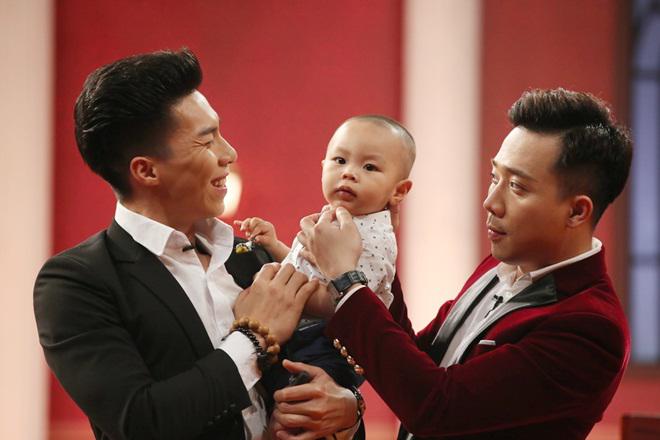 Con trai đáng yêu của amp;#34;Hoàng tử xiếcamp;#34; Quốc Nghiệp khiến Trấn Thành thích mê - 2