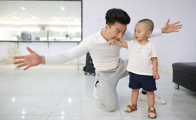 Con trai đáng yêu của amp;#34;Hoàng tử xiếcamp;#34; Quốc Nghiệp khiến Trấn Thành thích mê - 10