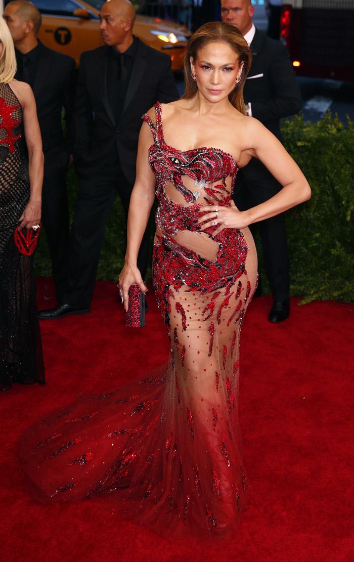 Đây chính là những bộ cánh xuyên thấu hở bạo nhất lịch sử của thảm đỏ Met Gala - 3