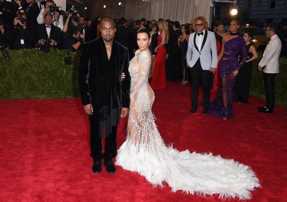 Đây chính là những bộ cánh xuyên thấu hở bạo nhất lịch sử của thảm đỏ Met Gala - 6