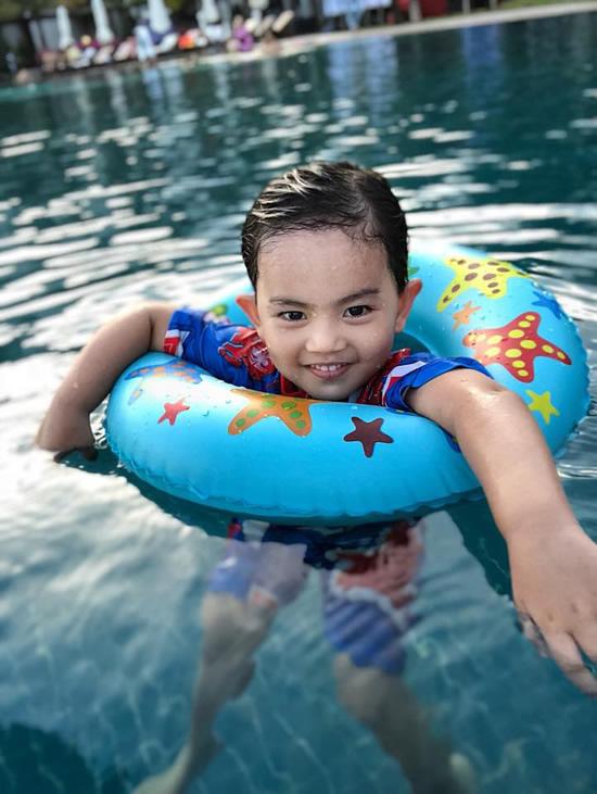 Khánh Thi khoe bụng bầu 8 tháng, cùng chồng con đi biển trước ngày sinh em bé thứ 2 - 6