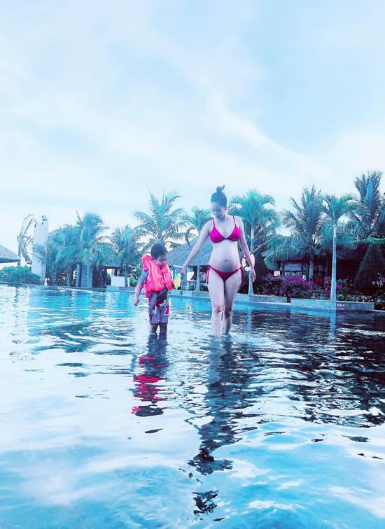Khánh Thi khoe bụng bầu 8 tháng, cùng chồng con đi biển trước ngày sinh em bé thứ 2 - 2