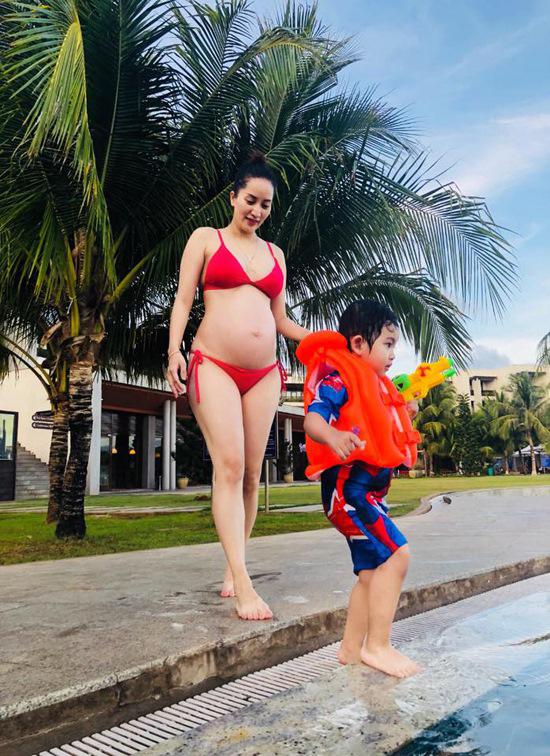Khánh Thi khoe bụng bầu 8 tháng, cùng chồng con đi biển trước ngày sinh em bé thứ 2 - 4