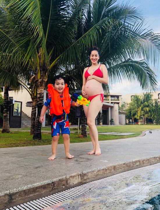 Khánh Thi khoe bụng bầu 8 tháng, cùng chồng con đi biển trước ngày sinh em bé thứ 2 - 5