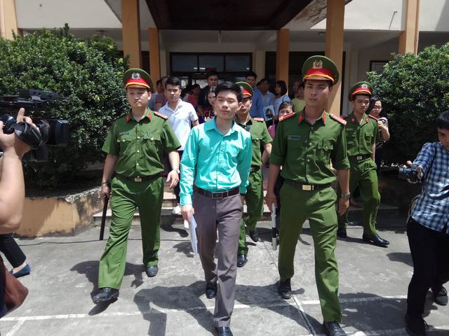 Tâm sự bất ngờ của BS Hoàng Công Lương sau khi tòa hoãn xét xử - 1