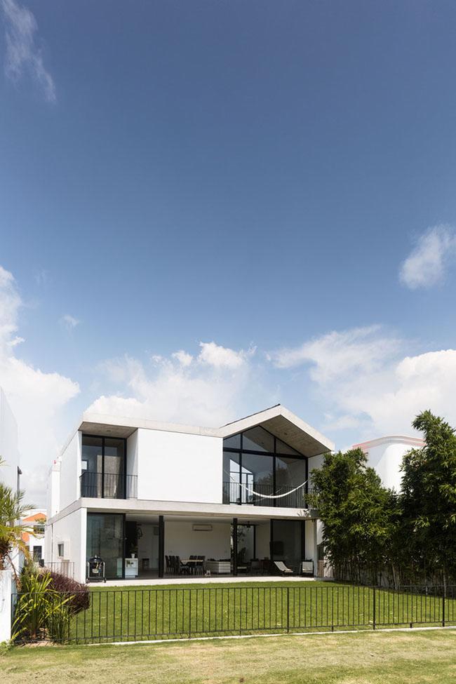 trong nhu do choi, nhung ben trong can nha nay lai vo cung sang trong - 1