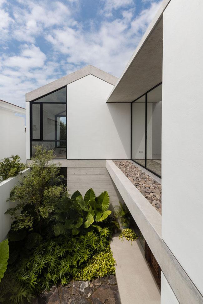 trong nhu do choi, nhung ben trong can nha nay lai vo cung sang trong - 12