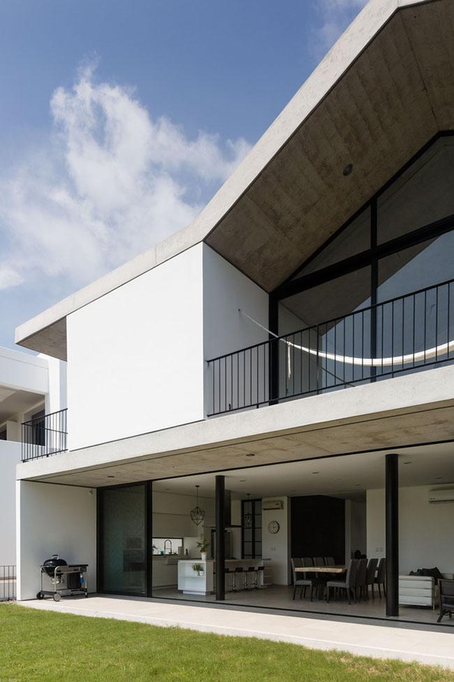 trong nhu do choi, nhung ben trong can nha nay lai vo cung sang trong - 3