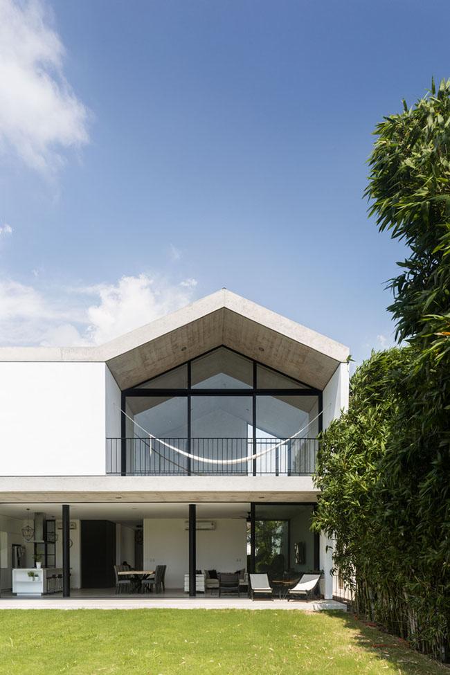 trong nhu do choi, nhung ben trong can nha nay lai vo cung sang trong - 4