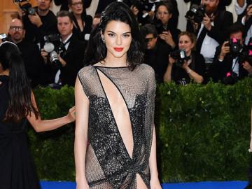 Đây chính là những bộ cánh xuyên thấu hở bạo nhất lịch sử của thảm đỏ Met Gala