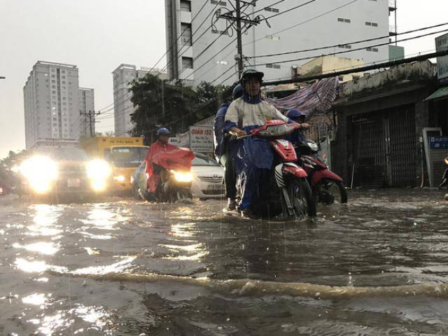TP HCM: Mưa lớn khiến nhiều tuyến đường thành sông, người dân dắt xe bì bõm về nhà