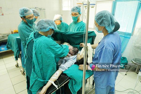 Vào phòng mổ đẻ Bệnh viện Phụ sản Trung ương xem trọn vẹn 1 ca sinh mổ - 16