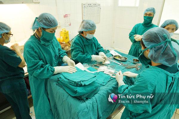 Vào phòng mổ đẻ Bệnh viện Phụ sản Trung ương xem trọn vẹn 1 ca sinh mổ - 7