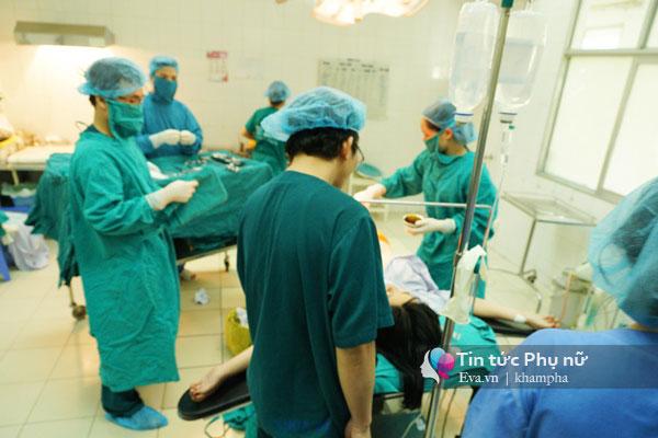 Vào phòng mổ đẻ Bệnh viện Phụ sản Trung ương xem trọn vẹn 1 ca sinh mổ - 9