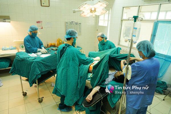Vào phòng mổ đẻ Bệnh viện Phụ sản Trung ương xem trọn vẹn 1 ca sinh mổ - 10