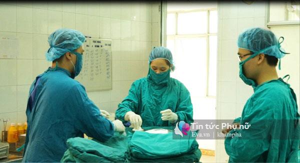 Vào phòng mổ đẻ Bệnh viện Phụ sản Trung ương xem trọn vẹn 1 ca sinh mổ - 8