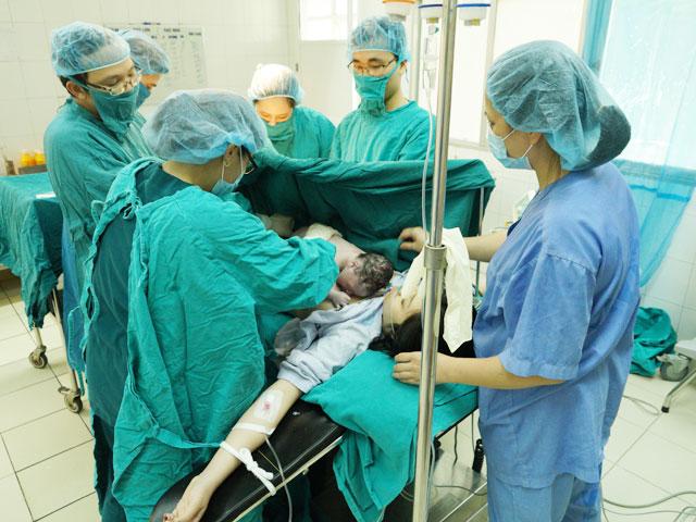 Vào phòng mổ đẻ Bệnh viện Phụ sản Trung ương xem trọn vẹn 1 ca sinh mổ