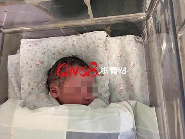 Không tiền, không người thân, mẹ đẻ rơi con trong nhà vệ sinh công cộng khiến ai cũng xót xa - 3