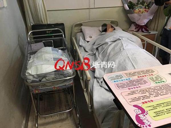 Không tiền, không người thân, mẹ đẻ rơi con trong nhà vệ sinh công cộng khiến ai cũng xót xa - 4