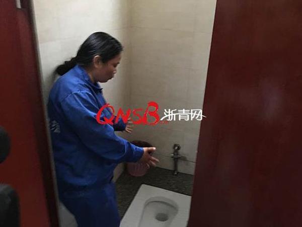 Không tiền, không người thân, mẹ đẻ rơi con trong nhà vệ sinh công cộng khiến ai cũng xót xa - 1