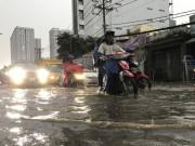 Tin tức - TP HCM: Mưa lớn khiến nhiều tuyến đường thành sông, người dân dắt xe bì bõm về nhà