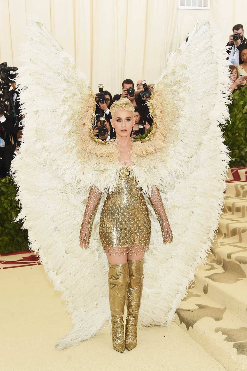Met Gala 2018: Cuộc chiến lại đến từ Rihanna và Katy Perry - 2
