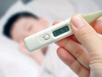 Xử lý đúng cách khi trẻ bị sốt cao