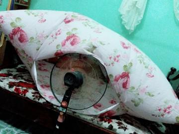 Cô gái đăng ảnh bày cách chống nóng huyền thoại, dân mạng thi nhau khoe tuổi thơ dữ dội