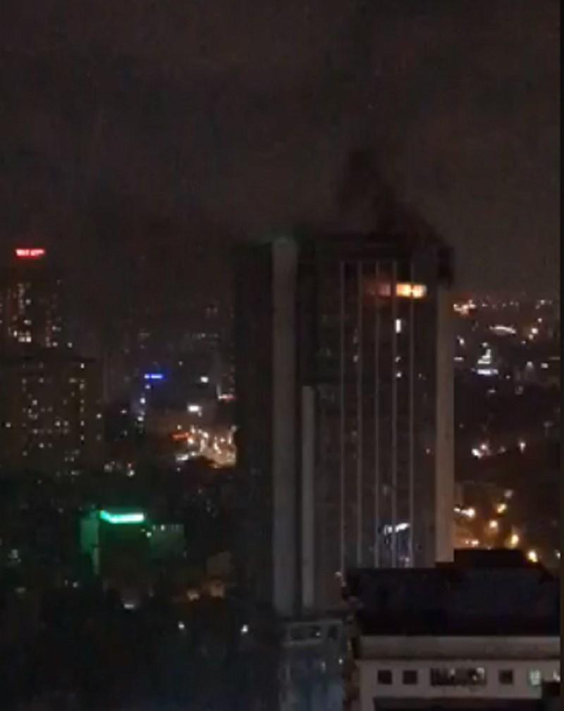 Cháy dữ dội tại tầng 25 tòa nhà MB Grand Tower trên đường Lê Văn Lương - 1