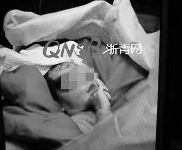 Không tiền, không người thân, mẹ đẻ rơi con trong nhà vệ sinh công cộng khiến ai cũng xót xa - 2