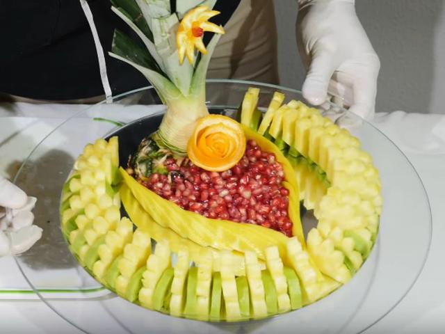 Mẹ chồng nở mày nở mặt vì con dâu khéo tay bổ và xếp hoa quả đẹp nhức mắt