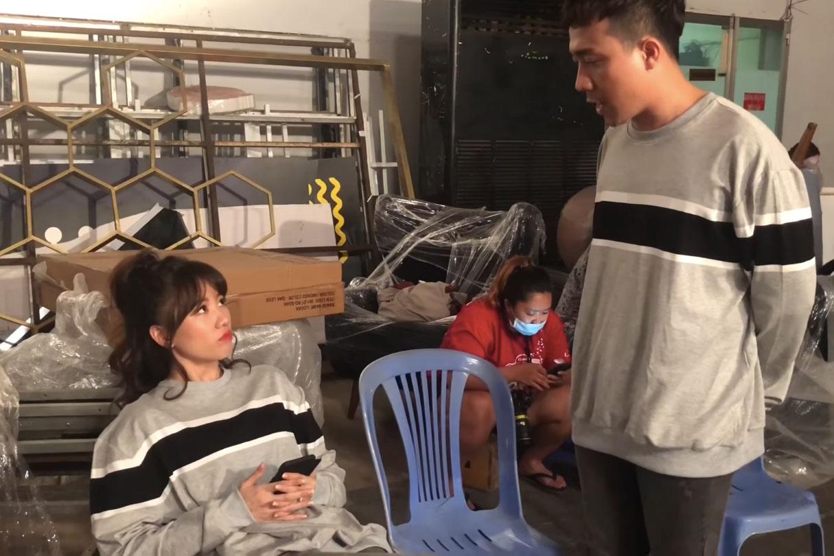 Video: Trấn Thành bị Hương Giang đáp trả khi đóng vai cô giáo thu phạt 100 nghìn đồng - 1