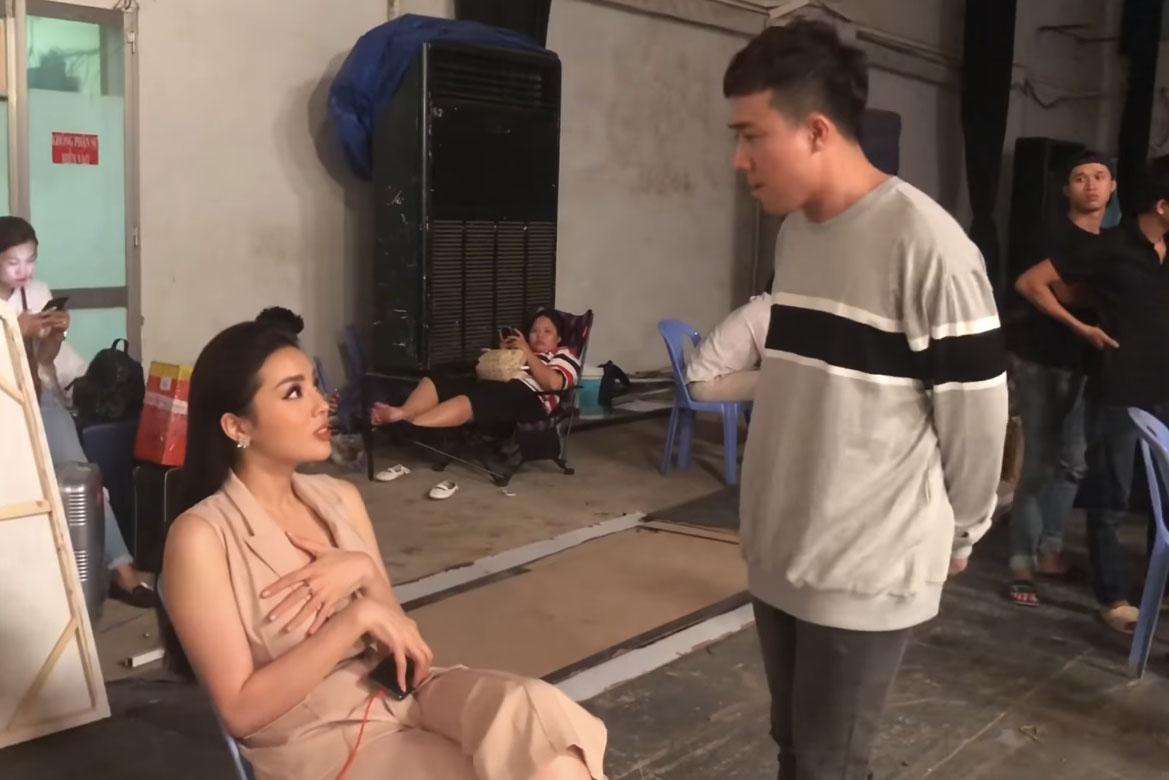 Video: Trấn Thành bị Hương Giang đáp trả khi đóng vai cô giáo thu phạt 100 nghìn đồng - 2