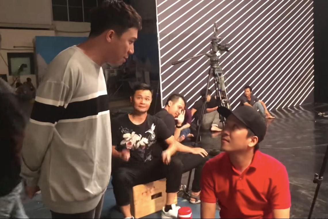 Video: Trấn Thành bị Hương Giang đáp trả khi đóng vai cô giáo thu phạt 100 nghìn đồng - 3