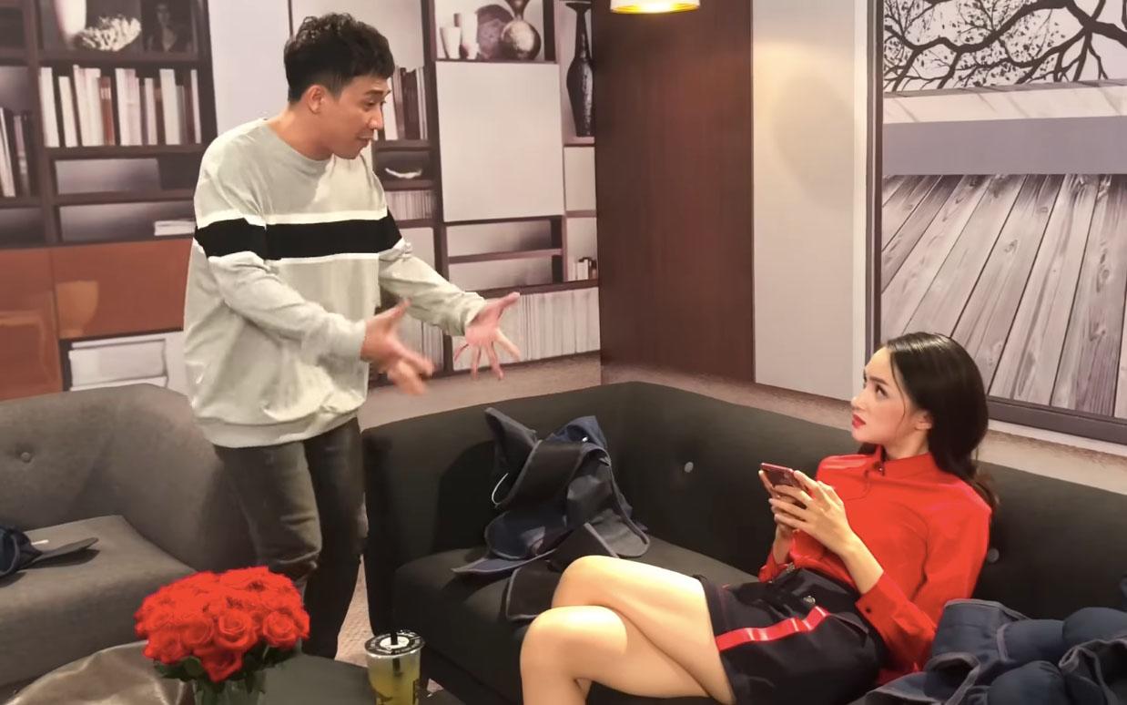 Video: Trấn Thành bị Hương Giang đáp trả khi đóng vai cô giáo thu phạt 100 nghìn đồng - 4