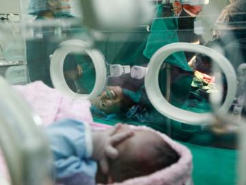 Khoảnh khắc đắt giá mẹ tươi rói trong lần đầu gặp con mới sinh hút nghìn like