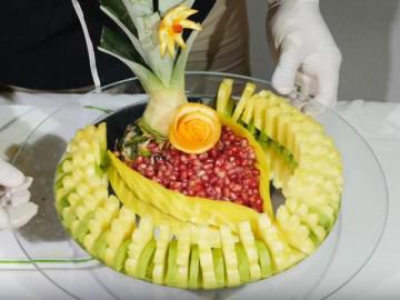 Mẹ chồng nở mày nở mặt vì con dâu khéo tay bổ và xếp hoa quả đẹp nhức mắt