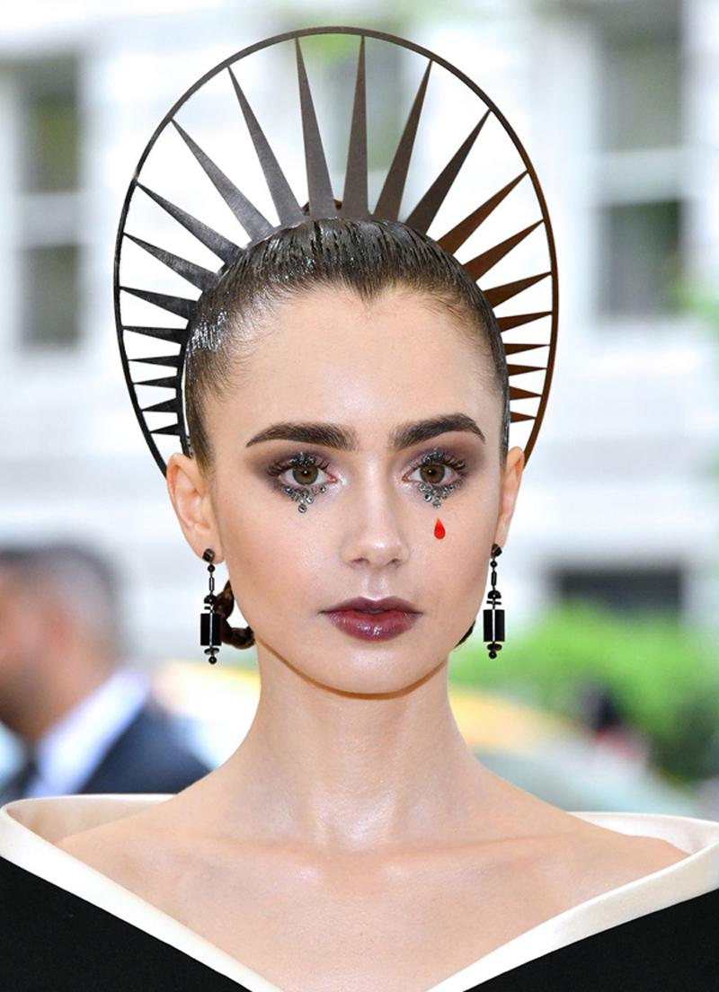  Lily Collins đẹp tựa nữ thần khi tạo điểm nhấn ấn tượng cho đôi mắt.
