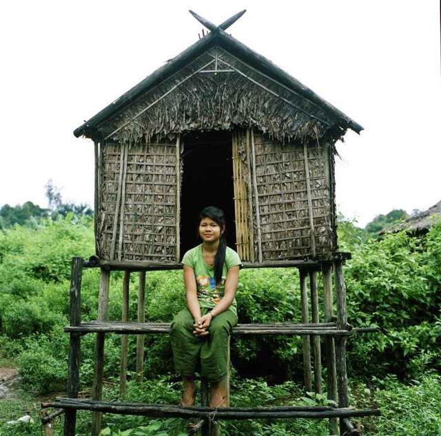 Bộ lạc kỳ lạ, nơi bố mẹ xây chòi cho con gái amp;#34;quan hệamp;#34; với bao nhiêu người tùy ý - 2
