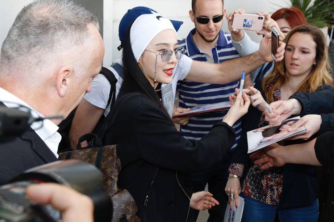 Fan đưa nhầm ảnh cho Phạm Băng Băng ký tại Cannes và đây phản ứng của Lý Băng Băng - 2