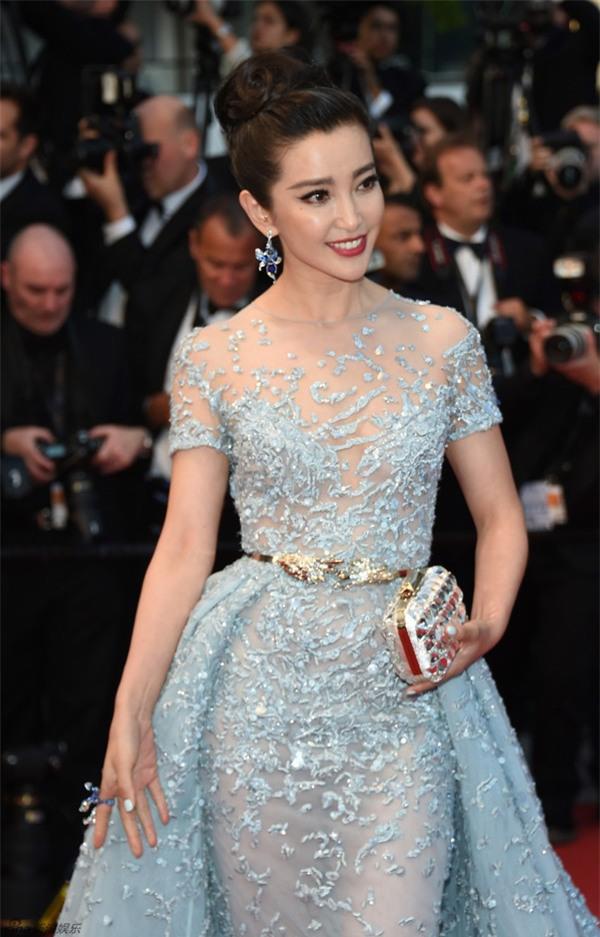 Fan đưa nhầm ảnh cho Phạm Băng Băng ký tại Cannes và đây phản ứng của Lý Băng Băng - 1