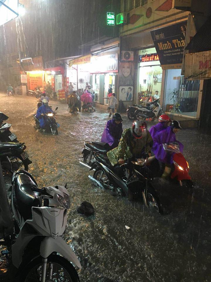 Hà Nội: Xe máy chết la liệt, người dân amp;#34;bơiamp;#34; về nhà sau trận mưa lớn nhất từ đầu năm - 2
